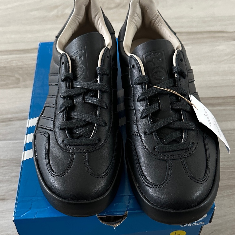 Adidas Men's Classic Black leather Sneakers, Size, Men’s 7 1/2; Women’s 8 1/2